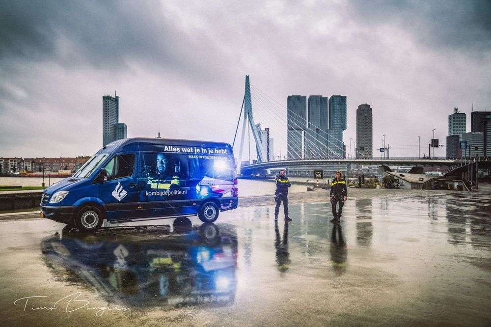 Politie Eenheid Rotterdam werft nieuwe collega’s met wervingsbus